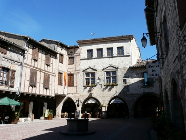 La place centrale de Castelnau de Montmirail cathares 0109